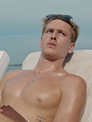 Homme torse nu sur la plage (Affiche du film Sans filtre (2022))